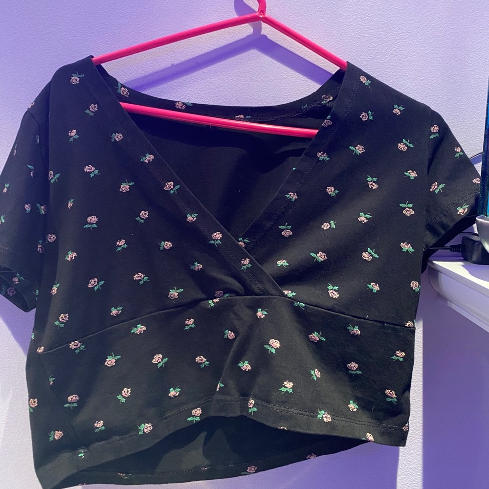 black floral cropped tee